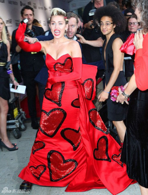 Miley Cyrus tự tin khoe lông nách rậm rạp trên thảm đỏ - 4