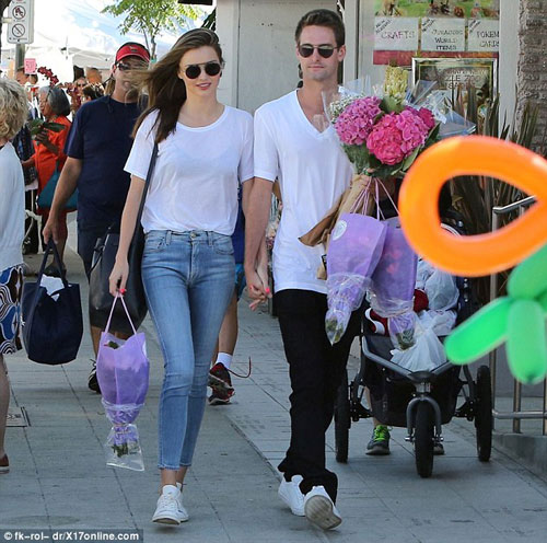 Miranda Kerr cặp kè với "phi công trẻ" đẹp trai - 1