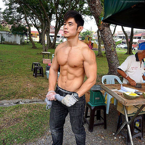 Những anh chàng đắt hàng nhờ 'cởi' vì body quá đẹp - 4