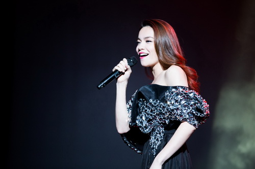 HH Jennifer Chung mặc váy "không nội y" bên mẹ - 17