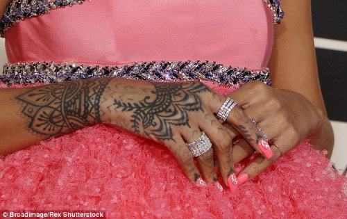 Ngắm hình xăm mới đầy táo bạo của Rihanna - 7
