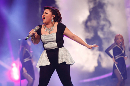 Váy áo lộ khuyết điểm của Ngọc Bích Vietnam Idol 2015 - 2