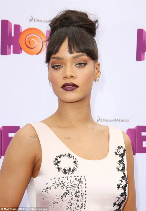 Ngắm hình xăm mới đầy táo bạo của Rihanna - 1