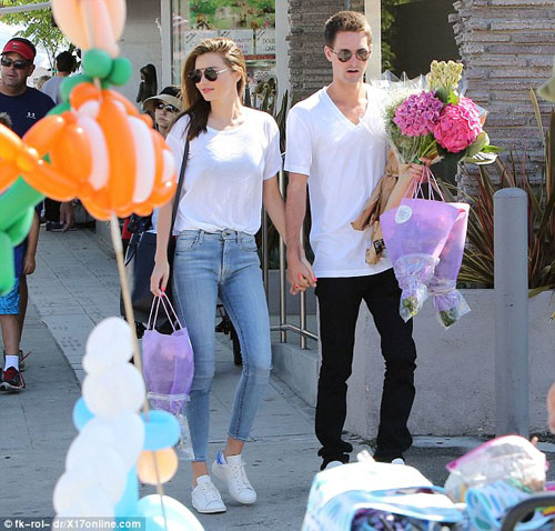 Miranda Kerr cặp kè với "phi công trẻ" đẹp trai - 3