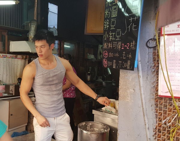 Những anh chàng đắt hàng nhờ 'cởi' vì body quá đẹp - 9