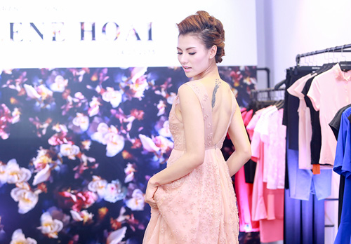 Hồng Quế khoe hình xăm táo bạo sau lớp váy mỏng - 4