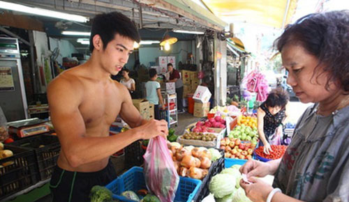 Những anh chàng đắt hàng nhờ 'cởi' vì body quá đẹp - 12