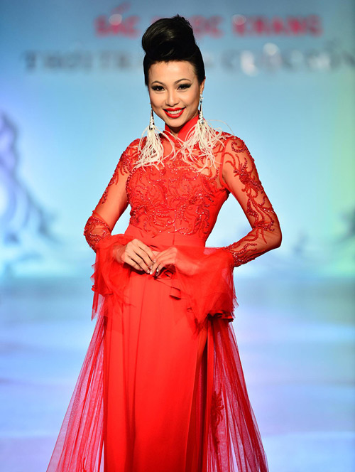 Thời trang phóng khoáng của "hoa hậu giàu nhất Việt Nam" - 1