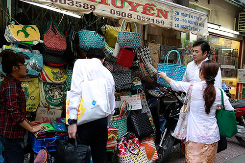 Sài Gòn: Rộ mốt biến làn đi chợ thành túi xách sành điệu - 14