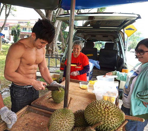Những anh chàng đắt hàng nhờ 'cởi' vì body quá đẹp - 1