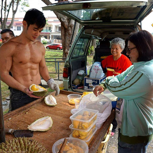 Những anh chàng đắt hàng nhờ 'cởi' vì body quá đẹp - 2