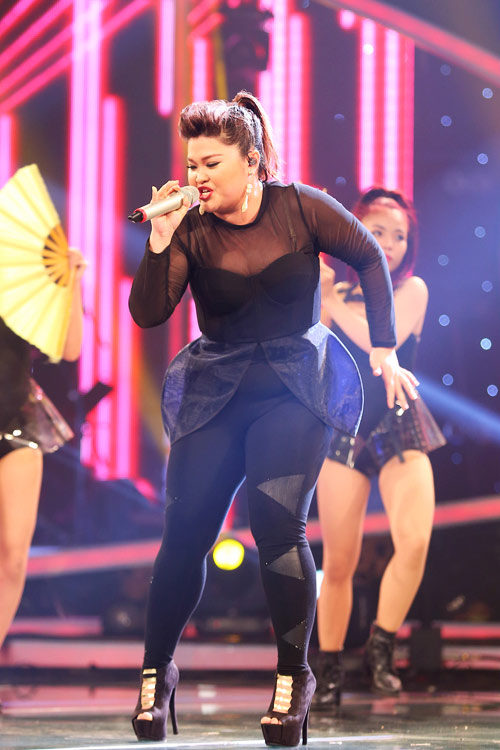 Váy áo lộ khuyết điểm của Ngọc Bích Vietnam Idol 2015 - 7
