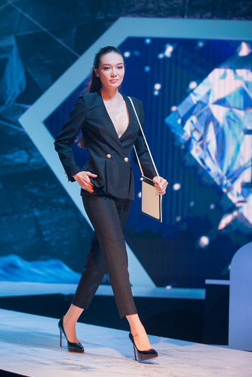 Hoa khôi Lan Khuê tỏa sáng trên sàn catwalk - 8