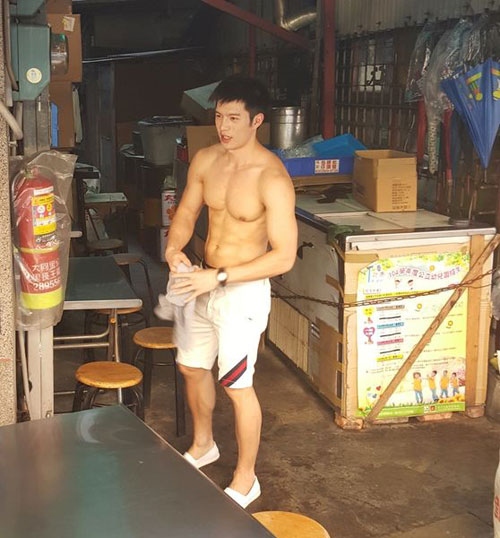 Những anh chàng đắt hàng nhờ 'cởi' vì body quá đẹp - 11