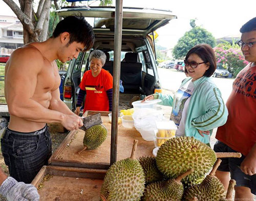 Những anh chàng đắt hàng nhờ 'cởi' vì body quá đẹp - 3