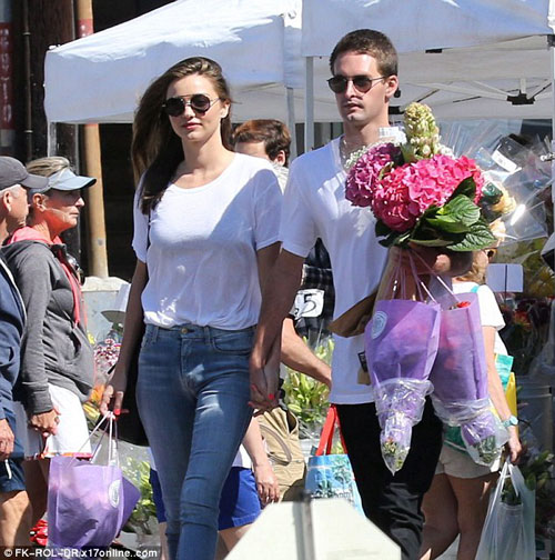 Miranda Kerr cặp kè với "phi công trẻ" đẹp trai - 5
