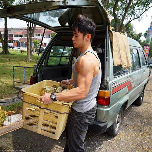 Những anh chàng đắt hàng nhờ 'cởi' vì body quá đẹp - 5