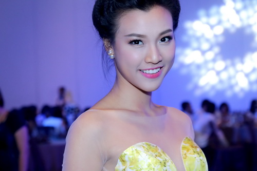 Trúc Diễm buông hờ vòng 1 đầy đặn quyến rũ - 16