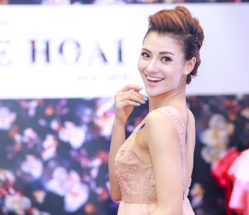 Hồng Quế khoe hình xăm táo bạo sau lớp váy mỏng - 3