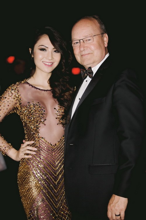 HH Jennifer Chung mặc váy "không nội y" bên mẹ - 13