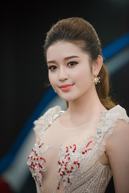 Lã Thanh Huyền bự phấn, Ái Phương mặt loang lổ - 6