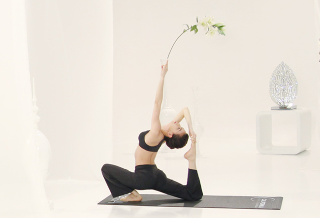 Những tư thế Yoga gây choáng váng của sao Việt - 8