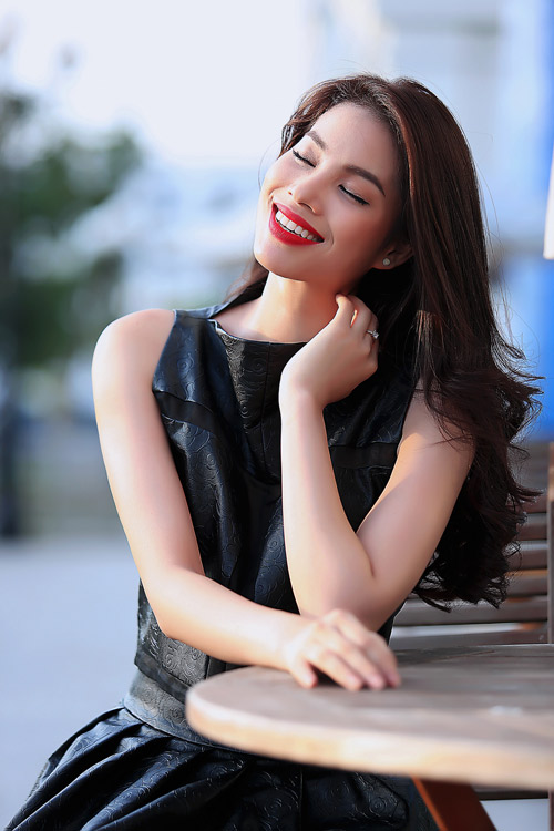 Á hậu Phạm Hương khoe vẻ đẹp ngọt ngào trên phố - 14