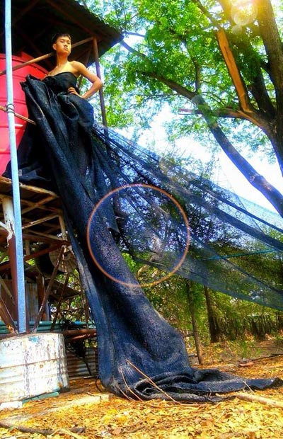 Cười xả ga với anh chàng mặc váy từ lá cây, lồng gà - 12