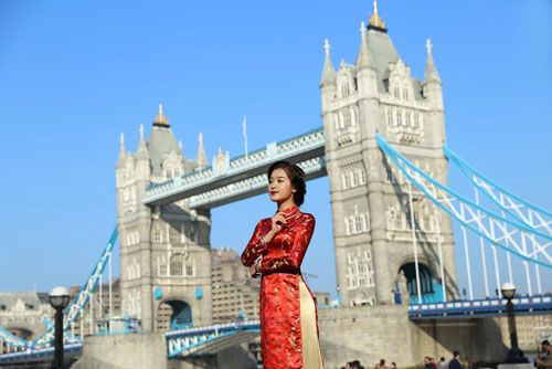 Huyền My khoe eo thon trong trang phục áo dài giữa London - 6