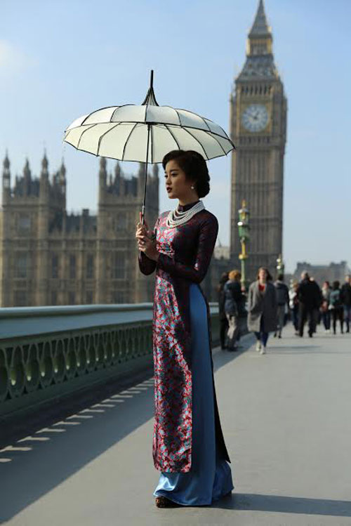 Huyền My khoe eo thon trong trang phục áo dài giữa London - 9