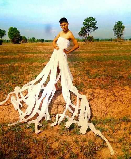 Cười xả ga với anh chàng mặc váy từ lá cây, lồng gà - 15