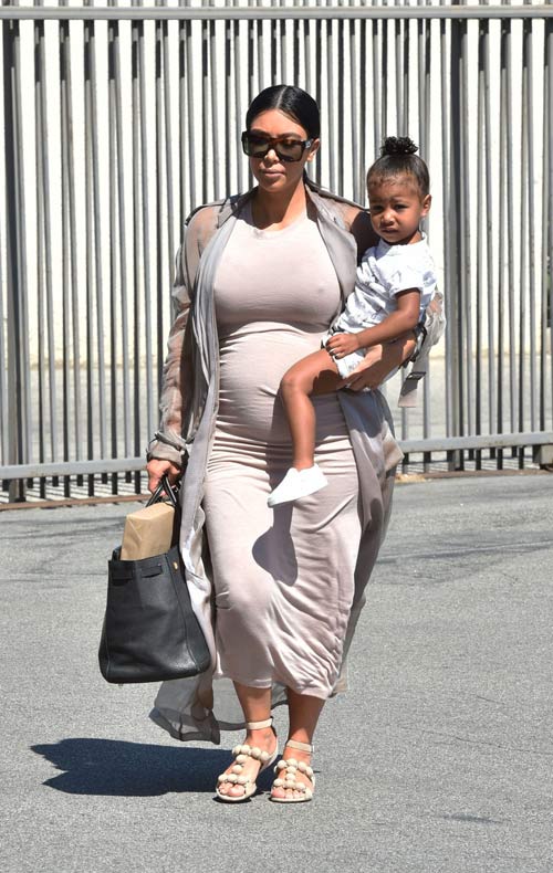Kim "siêu vòng 3" bị chỉ trích vì mặc váy quá bó khi có bầu - 12