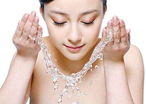 Rửa mặt sai cách đang khiến da bạn lão hoá nhanh hơn - 3