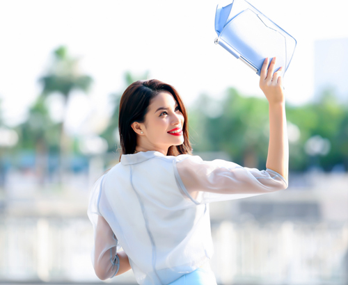 Á hậu Phạm Hương khoe vẻ đẹp ngọt ngào trên phố - 7