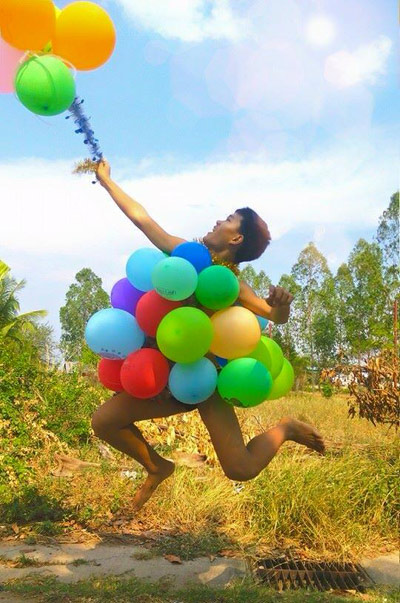 Cười xả ga với anh chàng mặc váy từ lá cây, lồng gà - 9