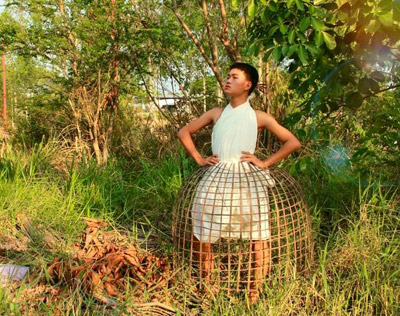 Cười xả ga với anh chàng mặc váy từ lá cây, lồng gà - 11