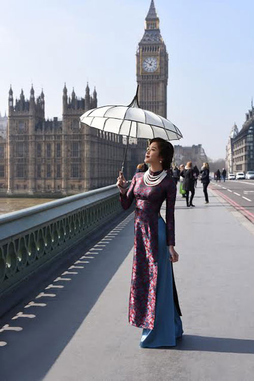 Huyền My khoe eo thon trong trang phục áo dài giữa London - 7
