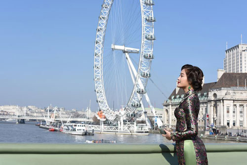 Huyền My khoe eo thon trong trang phục áo dài giữa London - 2
