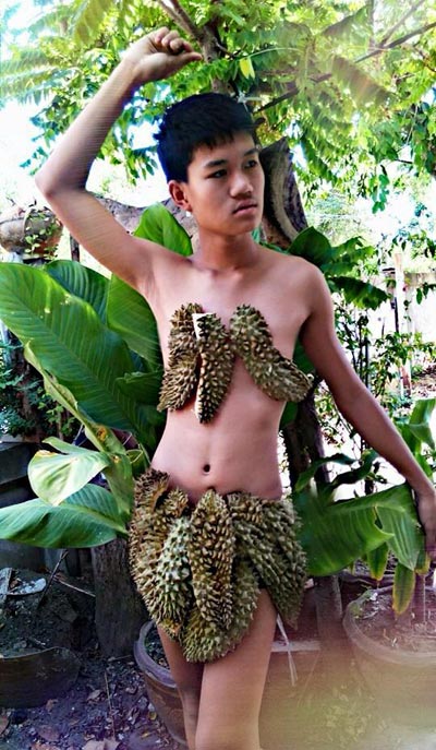 Cười xả ga với anh chàng mặc váy từ lá cây, lồng gà - 8