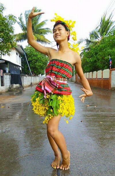 Cười xả ga với anh chàng mặc váy từ lá cây, lồng gà - 5