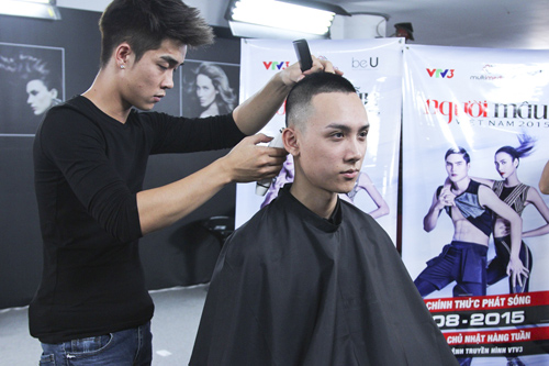 VNTM 2015: Thí sinh òa khóc khi bị cắt phăng mái tóc - 11