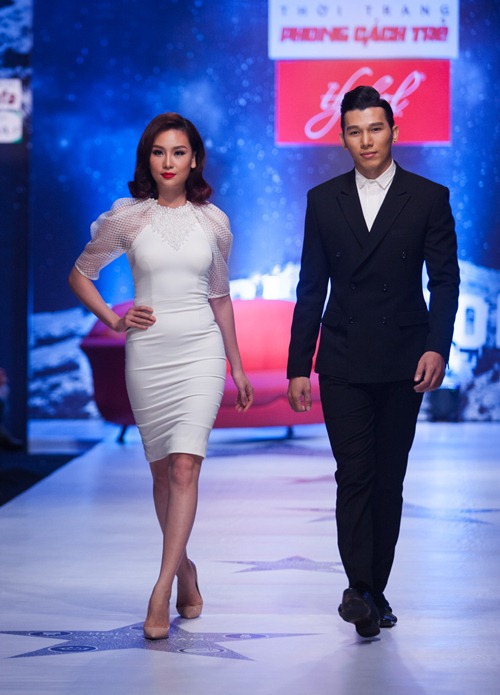 Minh Triệu sải bước lạnh lùng trên sàn catwalk - 11