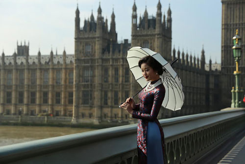 Huyền My khoe eo thon trong trang phục áo dài giữa London - 8