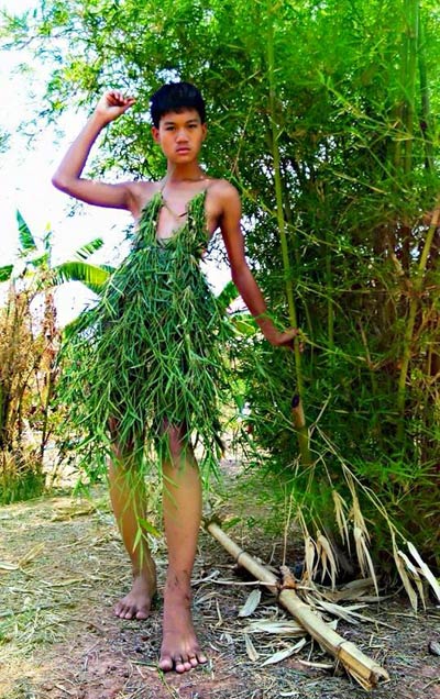 Cười xả ga với anh chàng mặc váy từ lá cây, lồng gà - 3