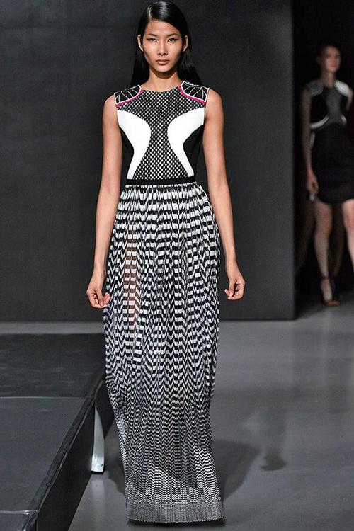 Hoàng Thùy tiếp tục "công phá" sàn diễn London Fashion Week - 2