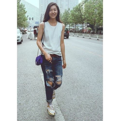 Làm mới chiếc quần jeans cũ kỹ sành điệu như Liu Wen - 7