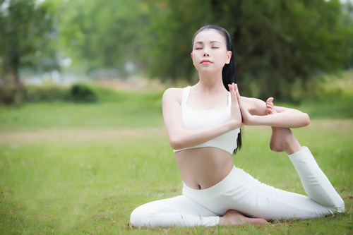 4 mỹ nhân Vbiz gây chú ý với động tác yoga "trồng cây chuối" - 7