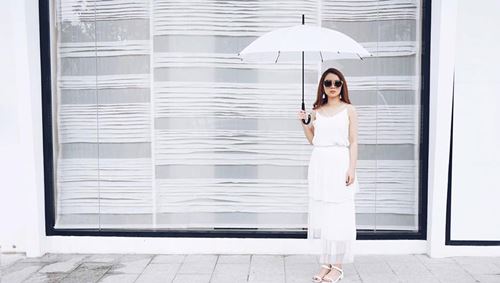 Phụ nữ Sài Gòn mặc gì để xinh đẹp trong ngày mưa - 5