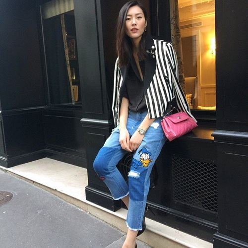 Làm mới chiếc quần jeans cũ kỹ sành điệu như Liu Wen - 2