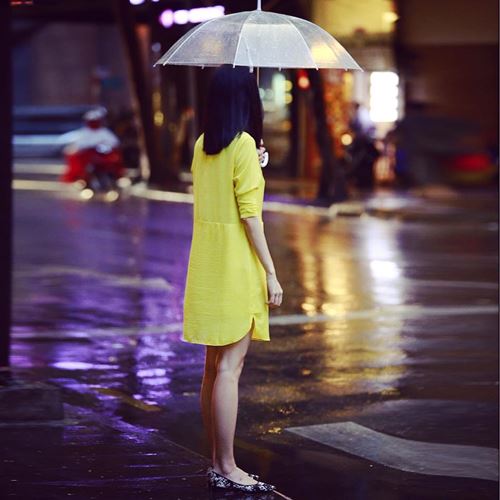 Phụ nữ Sài Gòn mặc gì để xinh đẹp trong ngày mưa - 6